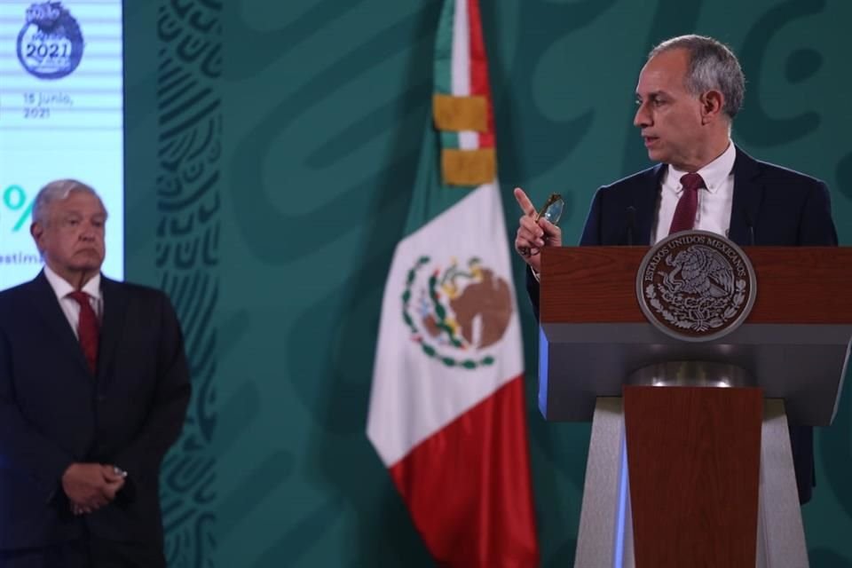 El Presidente dijo que el subsecretario López-Gatell se convirtió en 'nuestro maestro' y que es un ejemplo por su labor durante la pandemia.