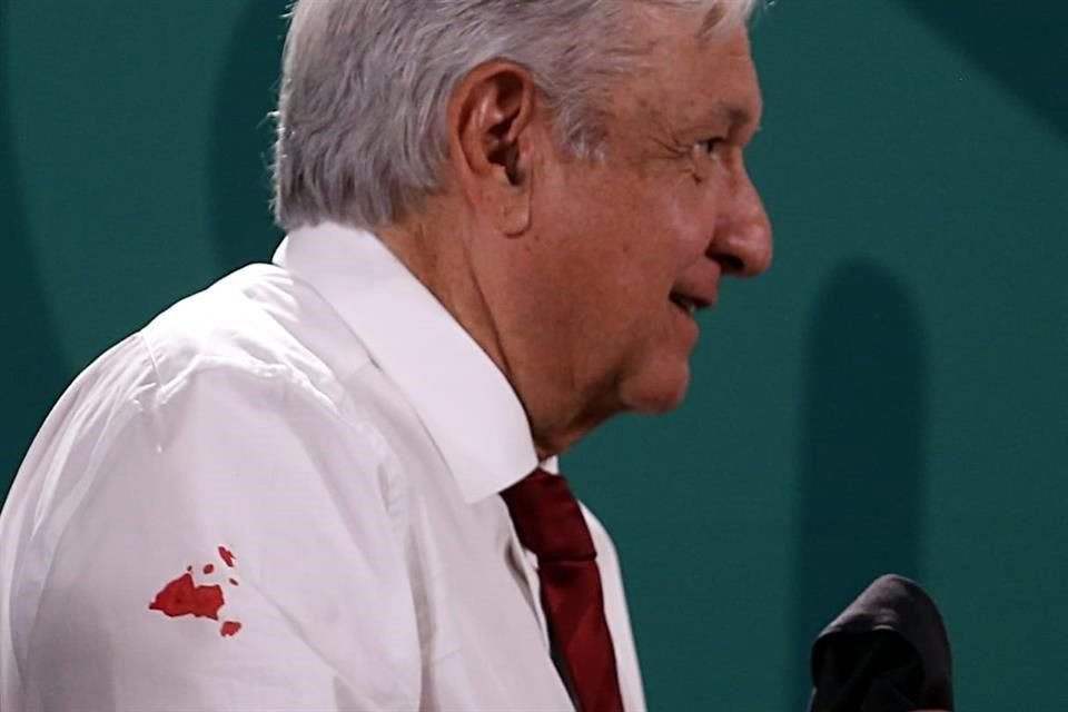 Tras la aplicación, se observó una mancha de sangre en la camisa del Presidente López Obrador.