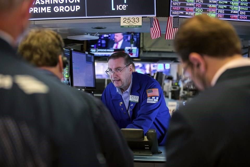 El martes, el Dow Jones bajó 0.29 por ciento, a 34 mil 299 unidades, el S&P cedió 0.20 por ciento, a 4 mil 246 puntos, y el Nasdaq cayó 0.71 por ciento, a 14 mil 72 enteros.
