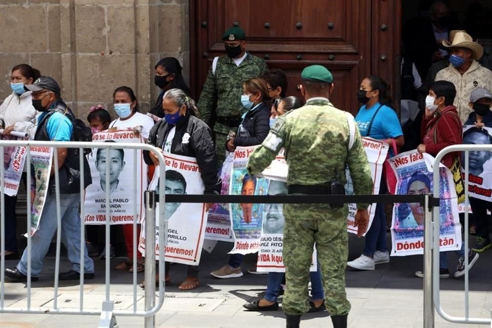 Los padres de los 43 normalistas desaparecidos se reunieron con el Presidente López Obrador en Palacio Nacional.