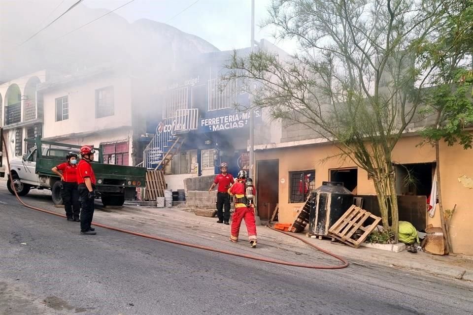 Bomberos encontraron la casa sin habitantes y con una columna de humo negro que salía de la parte posterior.