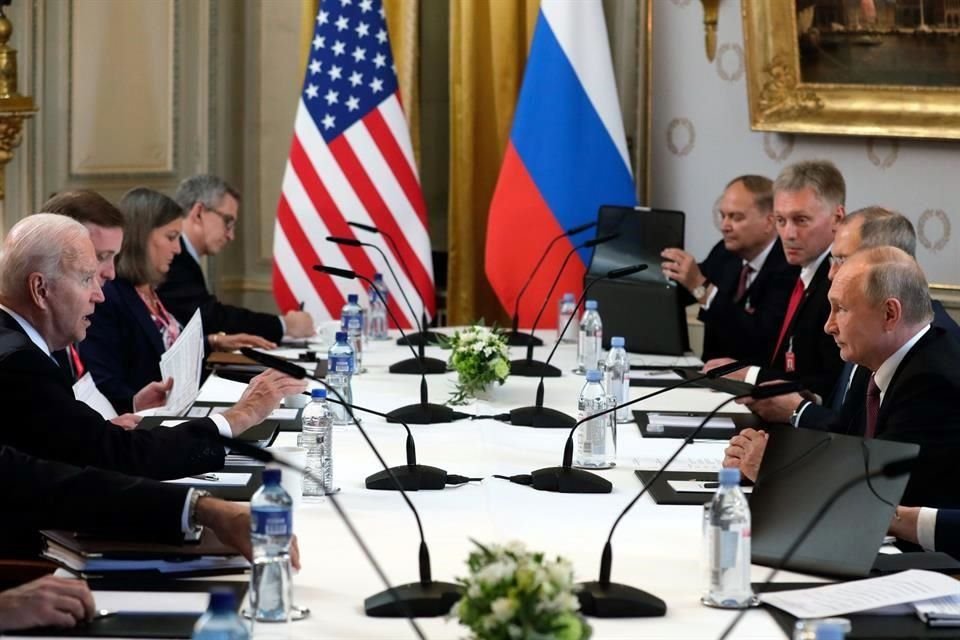 A la izquierda, el Presidente Biden y su equipo, y a la derecha, el Presidente Putin, con el suyo.
