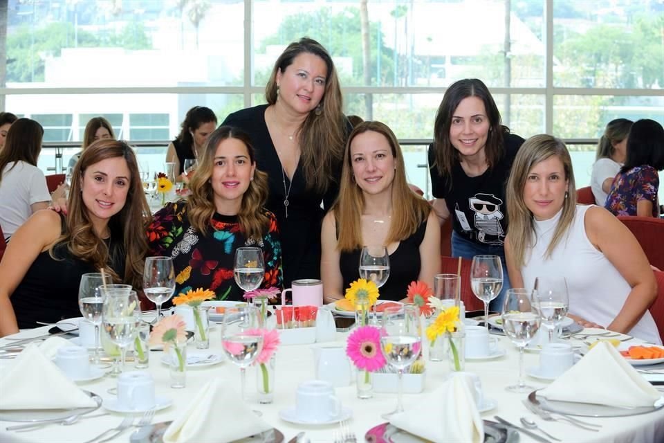 Mayra Peña de Guerra, Sofía Vanegas de Lascuráin, Karla Coss de Sada, Paulina Cueva de Peña, Marcela Garza de García y Claudette Villa de Castillo