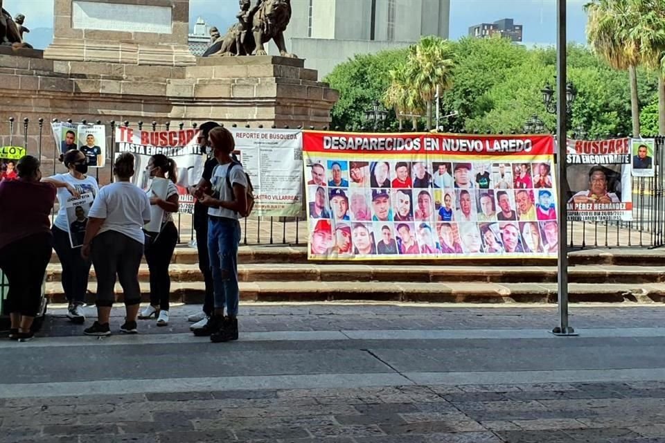 Familiares de desaparecidos protestaron ayer frente a Palacio de Gobierno.