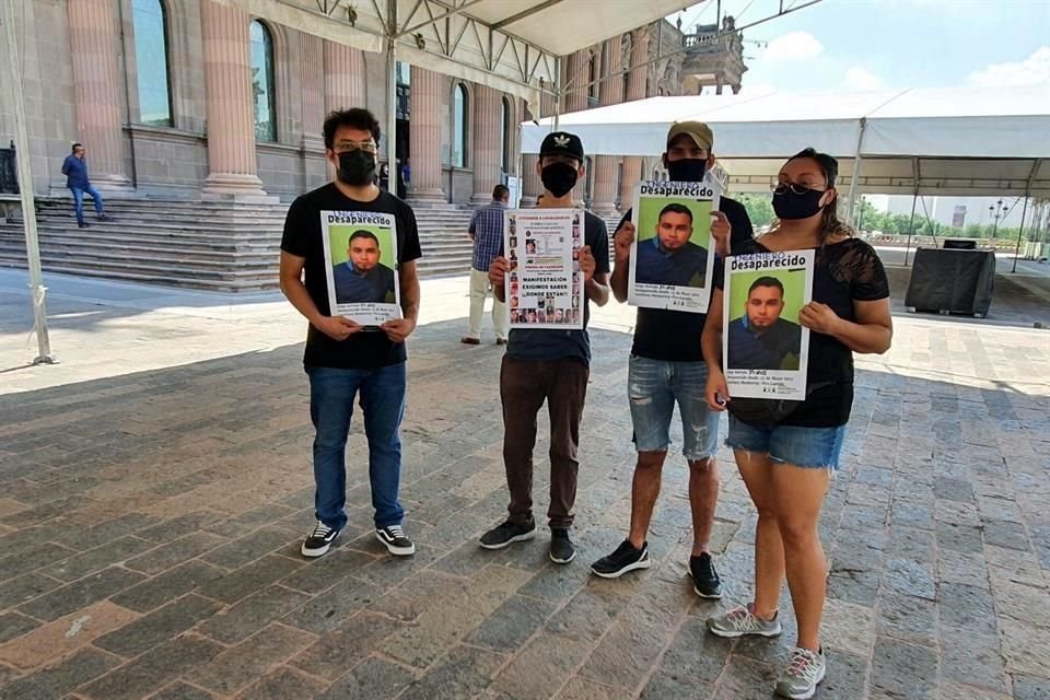 Familiares de desaparecidos protestaron ayer frente a Palacio de Gobierno.