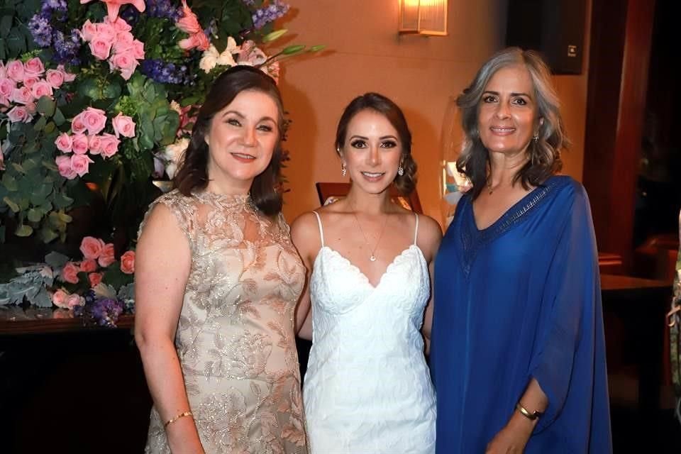 Hilda Richer de Castillo, la novia y Cilia Fernanda Concha de Prado