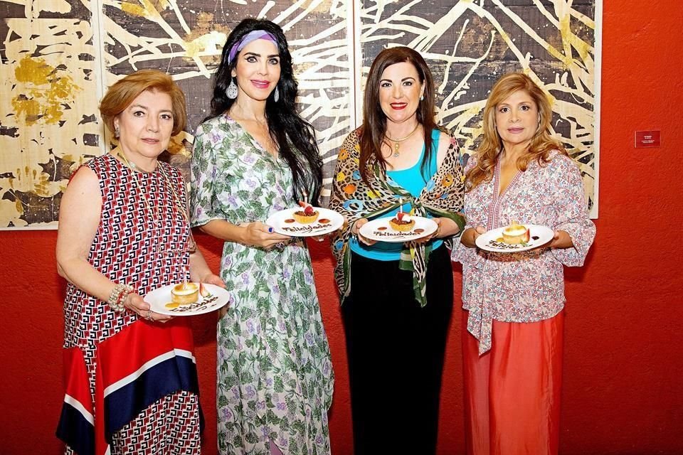 Fina Doehner, Martha Ruiz de Martínez, Marlene Dávila de Rodríguez y Claudia Chávez de García