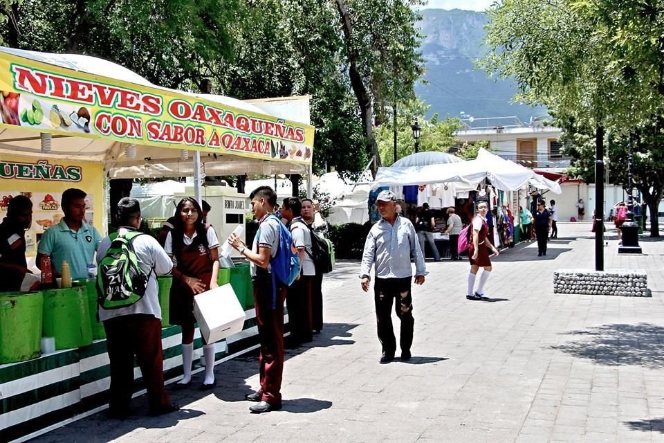 Ya no habrá tantos puestos en la Plaza Juárez durante las fiestas. Sólo se verán algunos locales de artesanías y comidas de emprendedores locales.