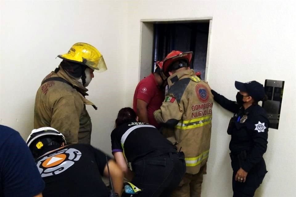 Un trabajador que realizaba labores de mantenimiento se desvaneció y cayó al cubo del elevador.