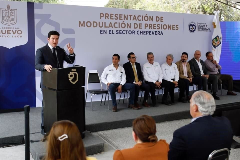 El Gobernador Samuel García asistió a la presentación del proyecto de modulación de presiones en el sector Chepevera.