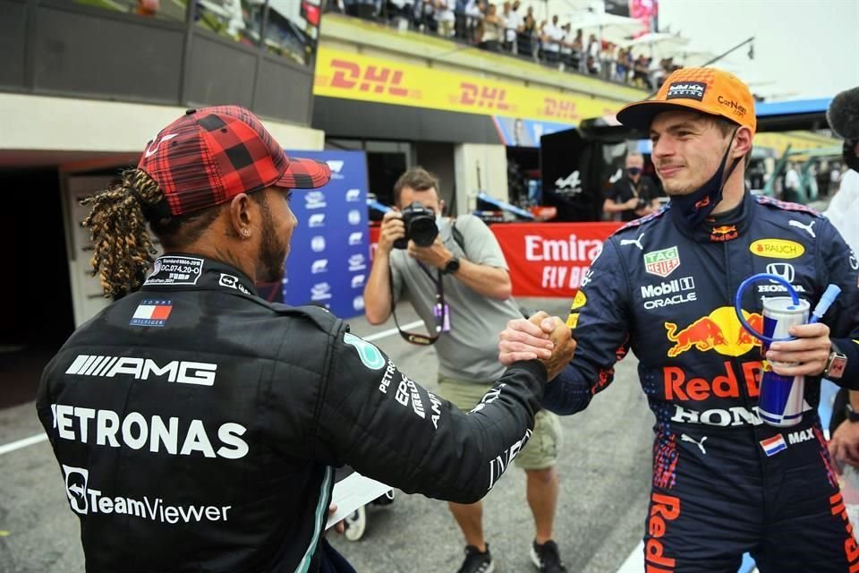 Así felicitó Lewis Hamilton al holandés tras la obtención de la pole position; el británico saldrá en segundo.