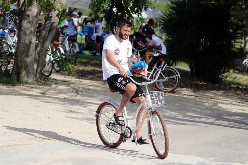 André-pierre Gignac en una bicicleta en el último día del equipo en la Riviera.