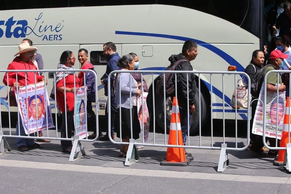 Padres de los normalistas se reúnen con AMLO en Palacio Nacional.