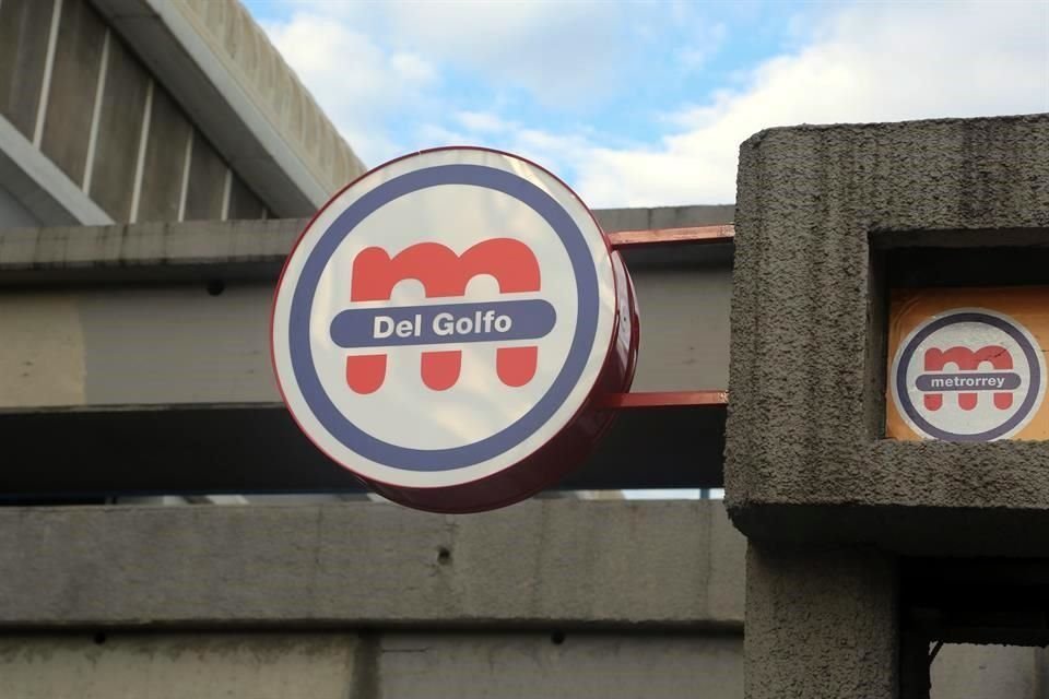 El nuevo logo del sistema de transporte Metrorrey ya aparece en la mayoría de las estaciones de las tres líneas.