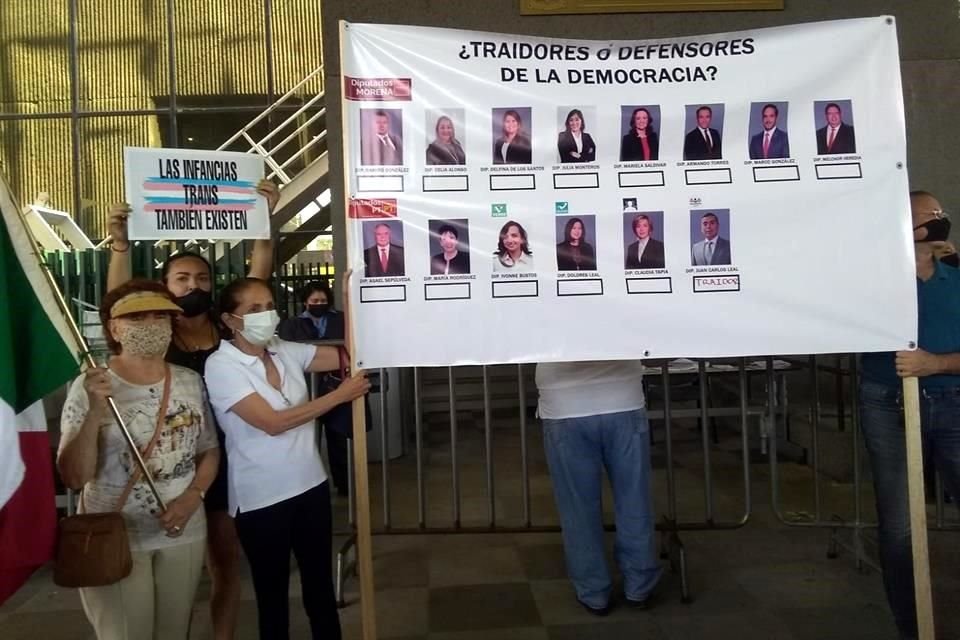 Los inconformes acudieron con pancartas con las foto de cada uno de los 42 legisladores, a quienes cuestionan si son traidores o defensores de la democracia.