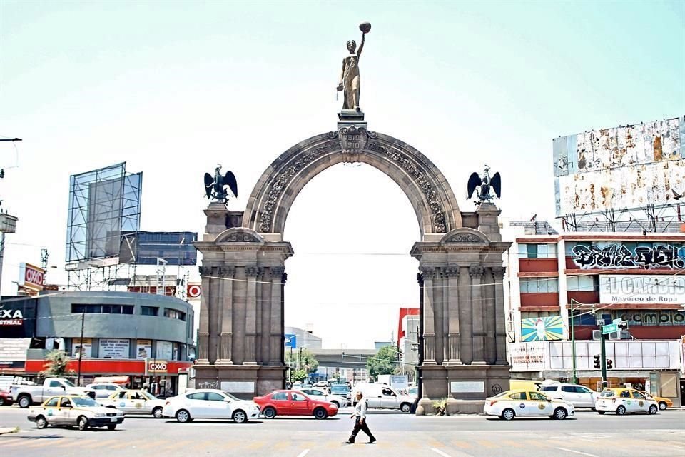 El Arco de la Independencia, inaugurado en septiembre de 1910, está rodeado de intenso flujo vehicular.