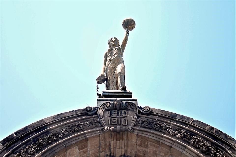 Su estatua central representa la Patria liberada.