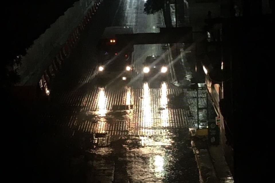 Una tormenta eléctrica acompañada de viento y lluvia sorprendió la madrugada de ayer a los regios y causó estragos en el área metropolitana.