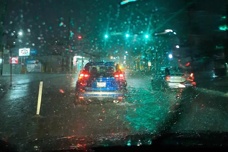 Luego del intenso calor que se vivió el lunes, la Ciudad despertó con el rugido de rayos y una intensa precipitación.