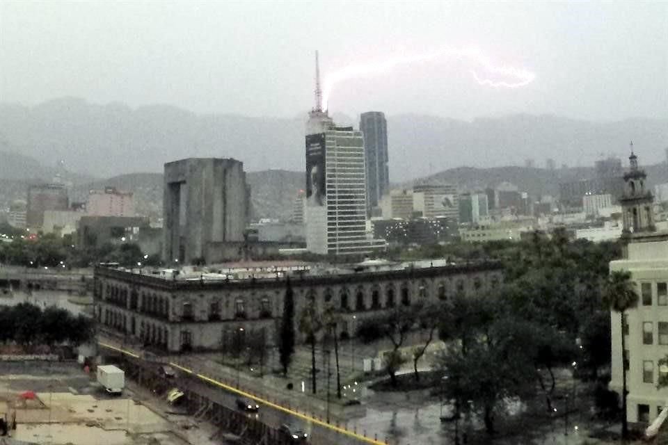 Rayos de la tormenta llegaron al Edificio Latino, en el Centro regio, dejando postales deslumbrantes.
