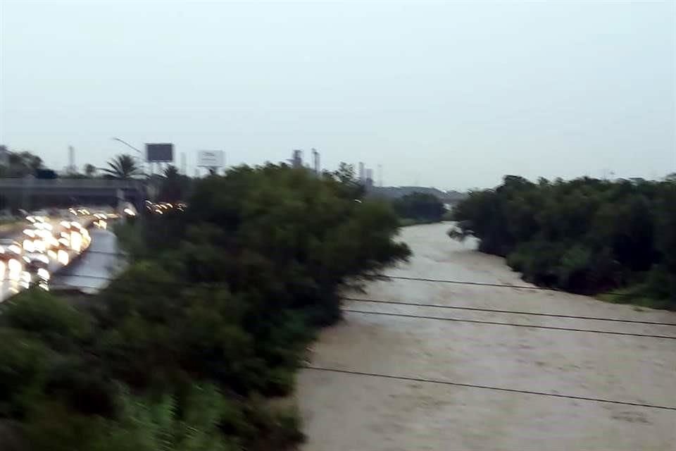 La crecida de ríos y arroyos ocasionó también que decenas de cruces viales tuvieran que ser cerrados.