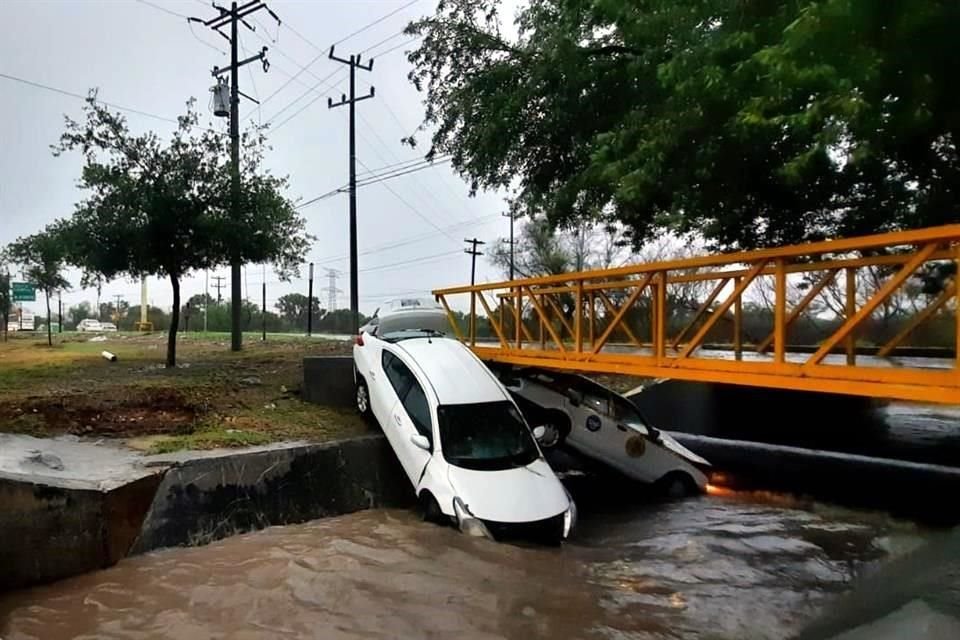 Inundaciones en avenidas y casas; autos y hasta maquinaria pesada dañados, varados o arrastrados por la corriente; fallas eléctricas y desgajamientos de vías se vieron en varios municipios.
