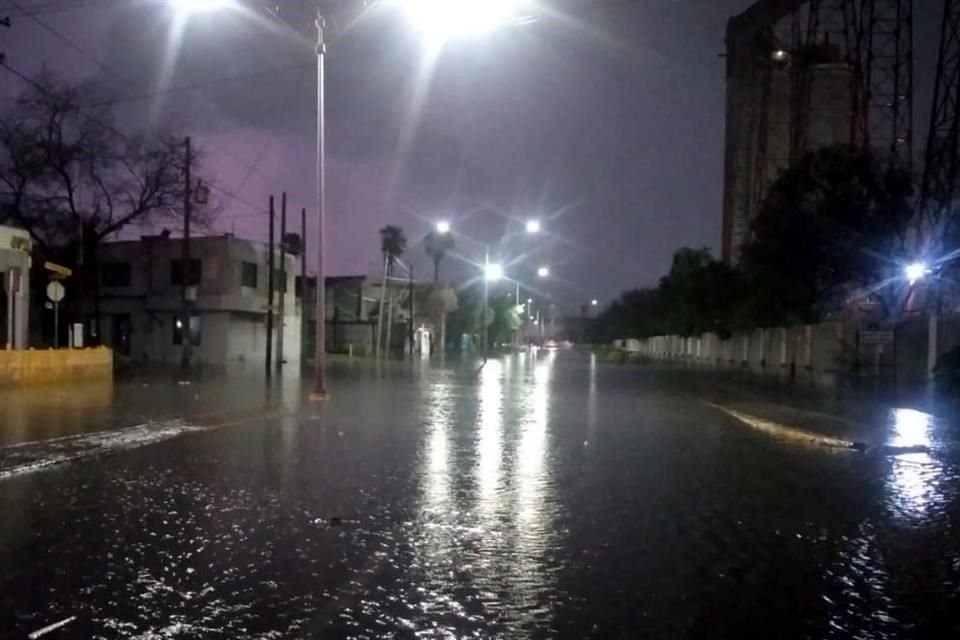 Además, la corriente arrastró ahí al menos nueve vehículos en la calle causándoles múltiples daños.