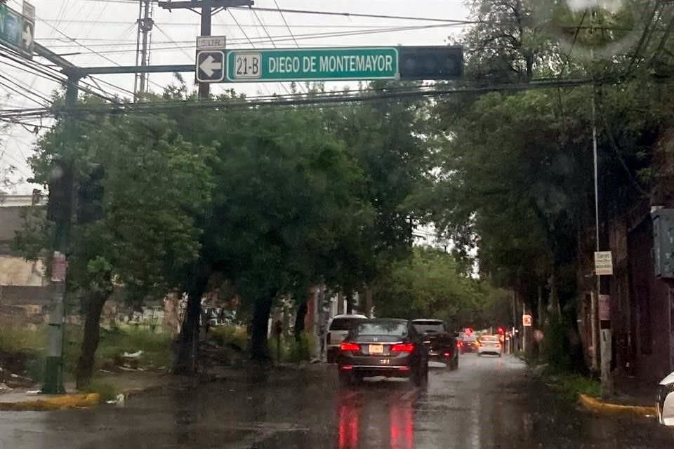 En la calle Washington, en los cruces con Platón Sánchez y Diego de Montemayor, hay semáforos apagados y no hay ninguna autoridad de tránsito interviniendo en la zona.