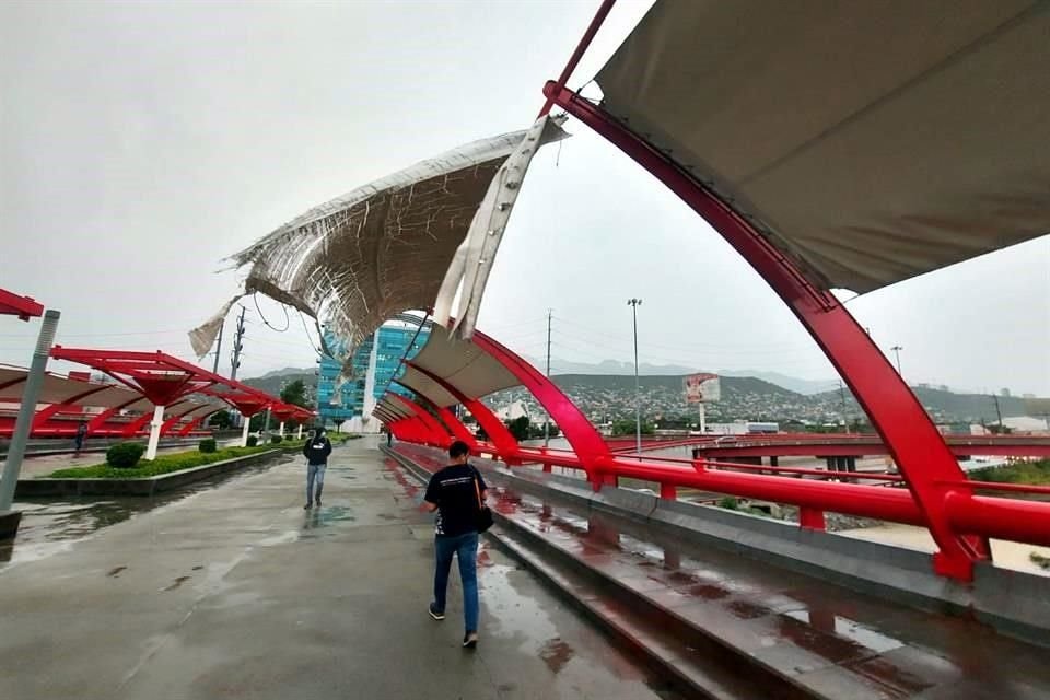 También hubo problemas en el transporte público, tanto en rutas urbanas como en dos líneas del Metro, lo que complicó el traslado de miles de ciudadanos durante la mañana.