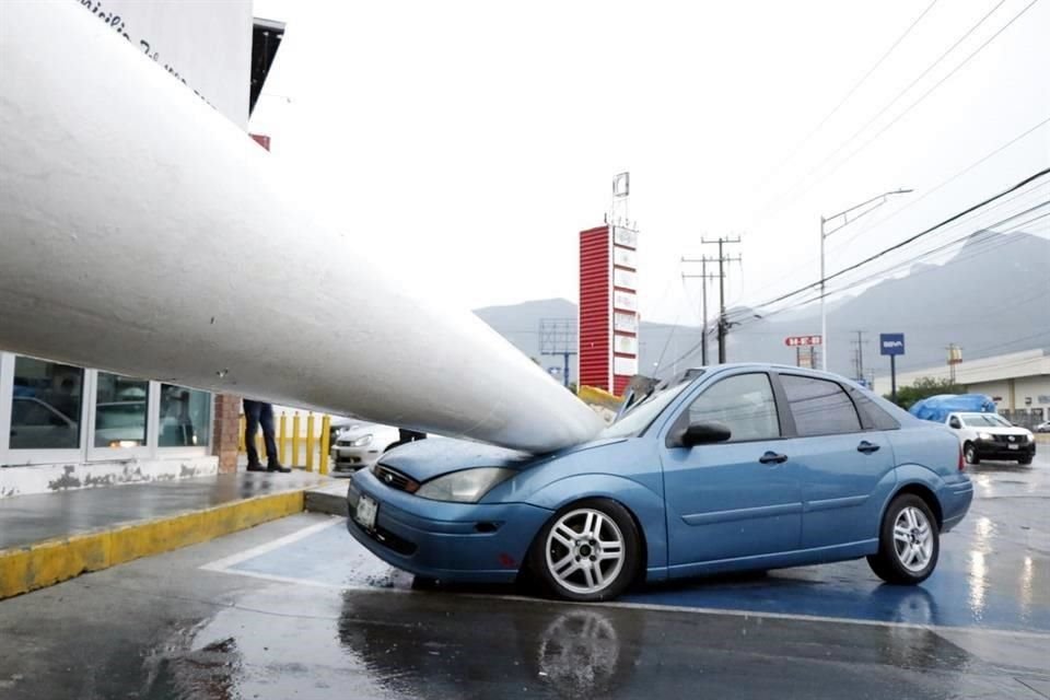 'Me salvé de milagro'. Así fue como Marcos Alán Fraire Pérez, de 27 años, explicó que sobrevivió dentro de su auto Focus, que fue aplastado por un poste que cayó durante la tormenta.