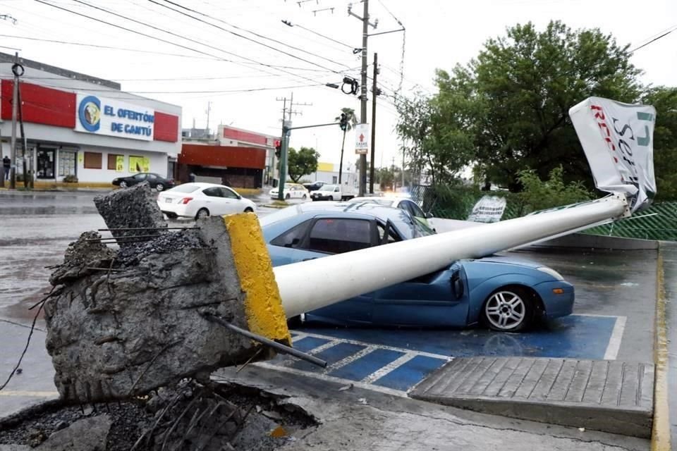 De acuerdo con comerciantes del sector, le reportaron a Protección Civil que el anuncio se movía fácilmente con el viento.