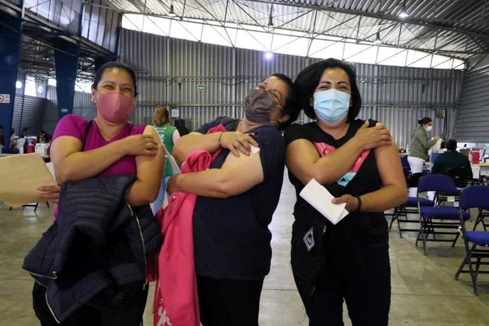 Mujeres residentes de Iztacalco tras recibir su primera dosis de la vacuna contra Covid-19 en el Palacio de los Deportes.