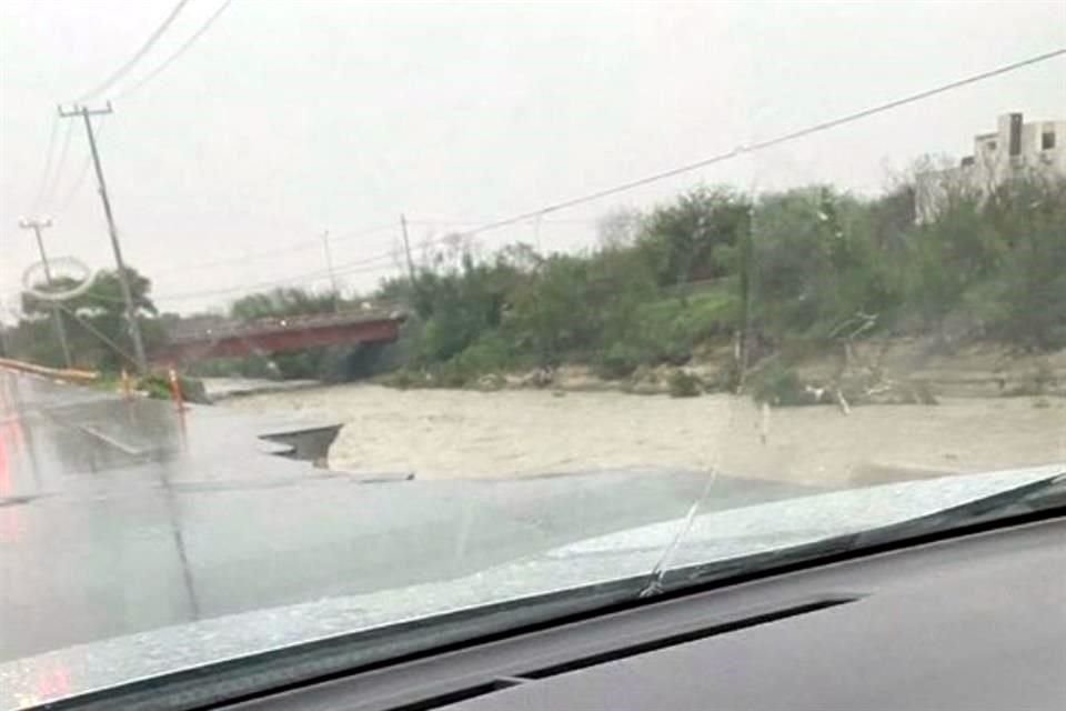 Al desbordarse un arroyo en esa zona, la vialidad ubicada en Rubén García y Antiguo Camino a Santo Domingo, en Apodaca, sufrió un desgaje considerable.