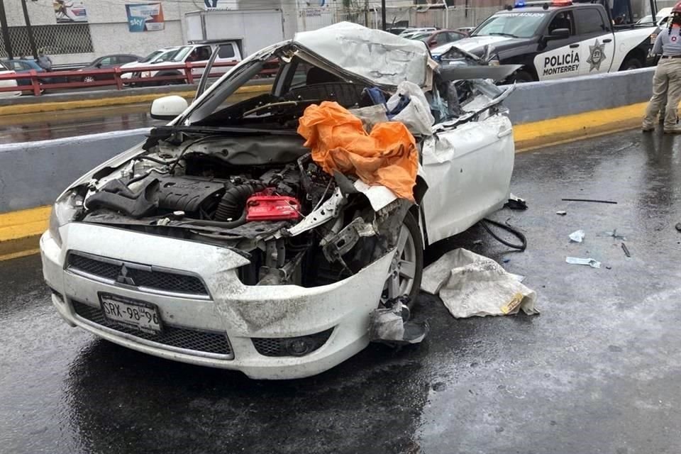 La conductora del Mitsubishi Lancer fue auxiliada y trasladada al Hospital No. 21 del Seguro Social.