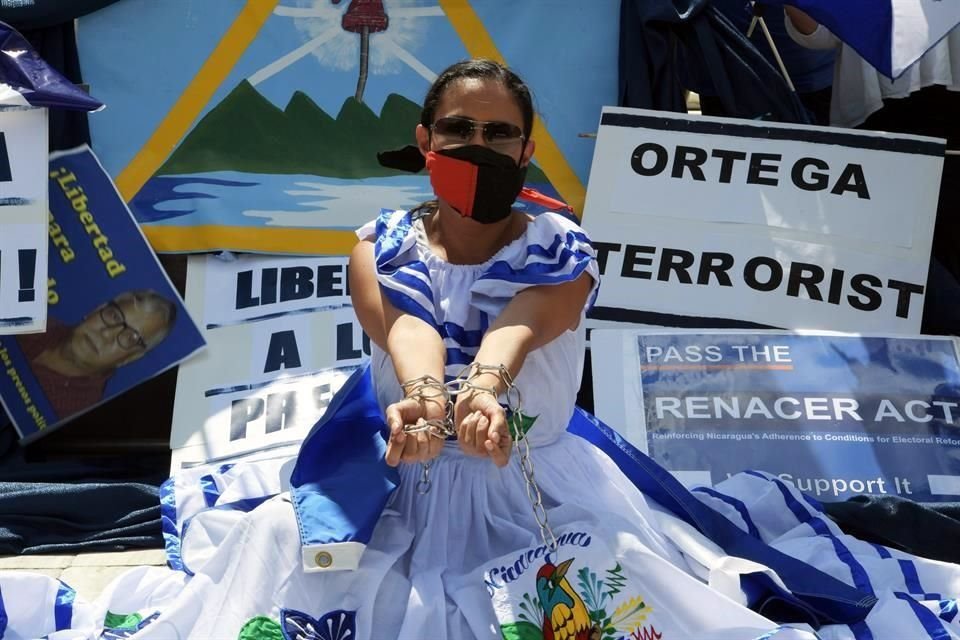 La activista Carolina Sédiles, de la Coalición por la Libertad de Nicaragua, realiza un plantón frente a la sede de la Organización de Estados Americanos en Washington.