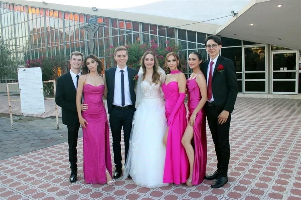 Blake Still, Dania Still, Miguel González, Michelle González, Marcela González, Aleida Rodríguez y Mauricio González