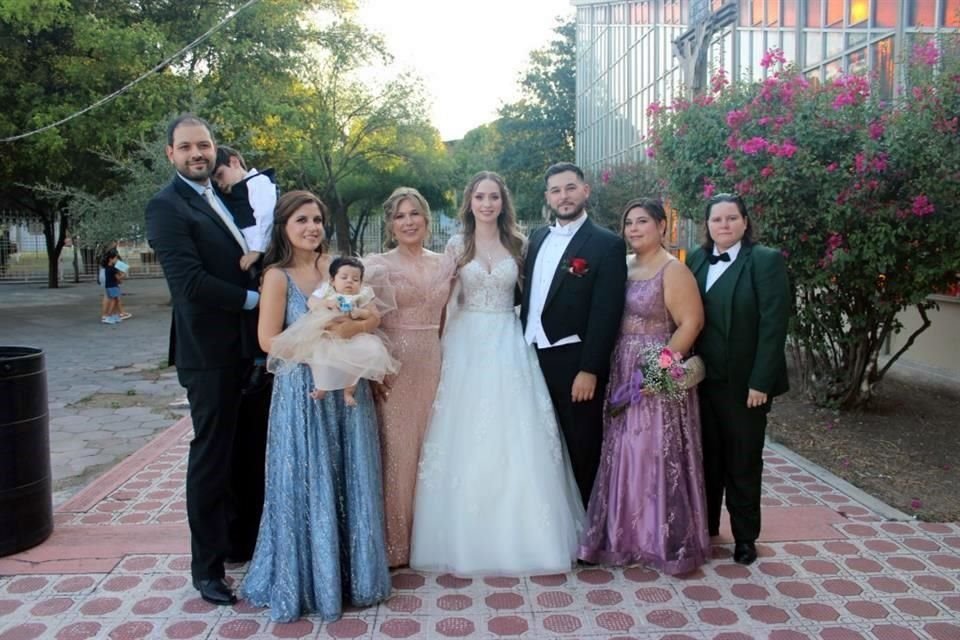 Familia del novio: Luciano Ayala, Damián Ayala, Yuri Aguirre, Alondra Ayala, Marlen Ramos, los Novios, Paola Aguirre Ramos y Gabriela Hernández