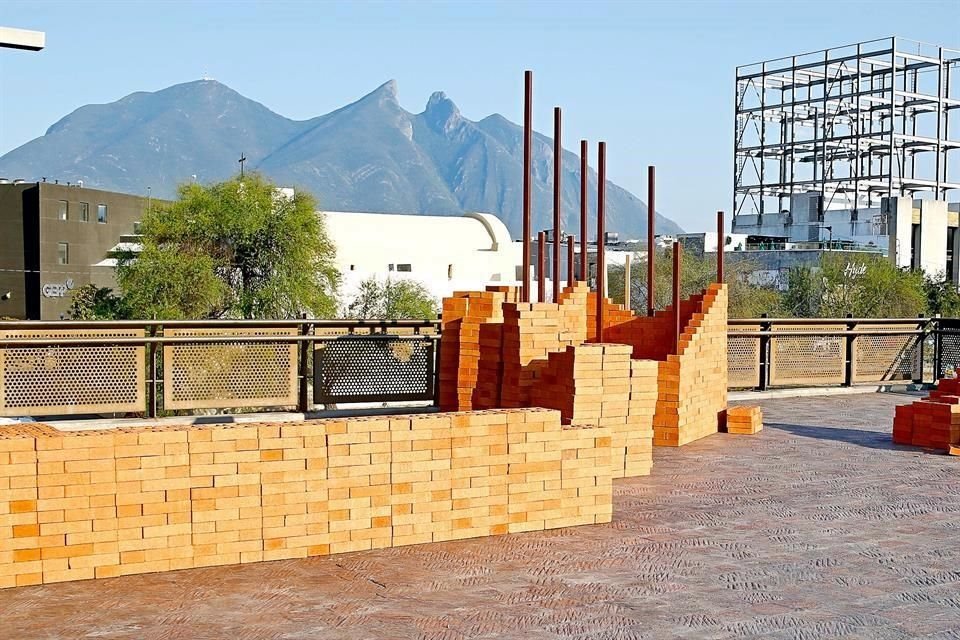 En el montaje de algunas piezas participaron estudiantes de Arquitectura de la UDEM.
