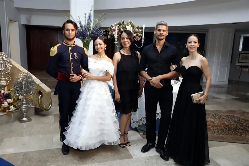 Nicolás Horneffer, Margarita Calderón, Flor Castañeda, Tiago Suárez y Katia Carranza