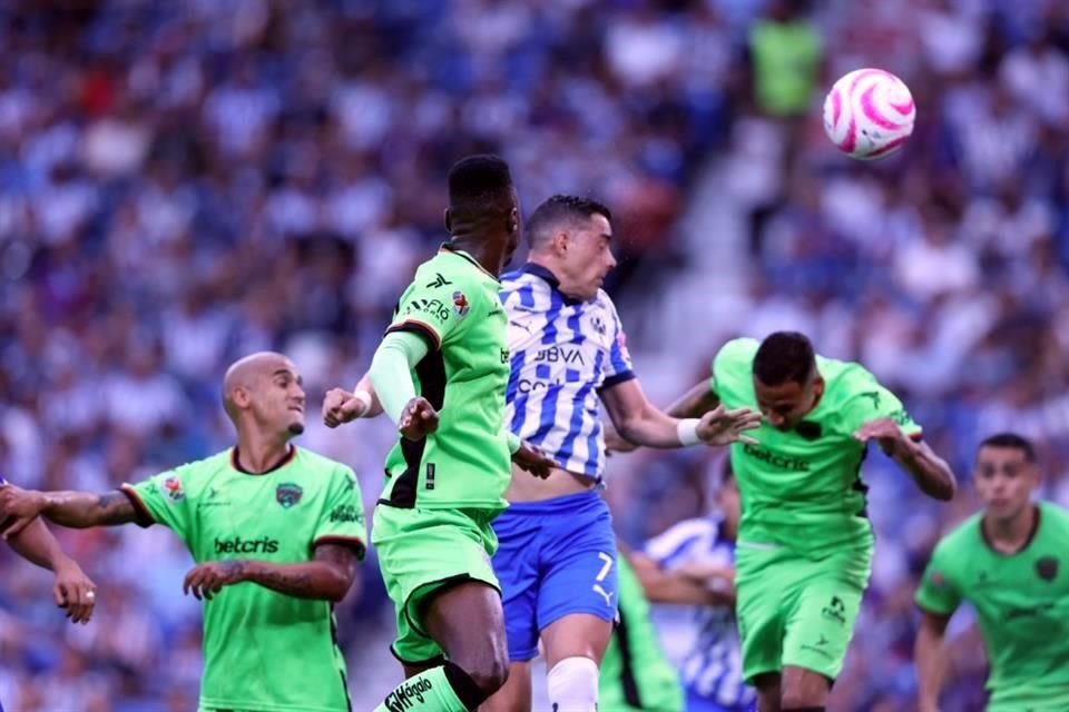 Más de las acciones del primer tiempo en el Rayados-FC Juárez.