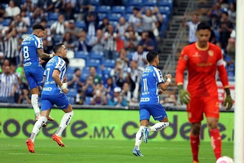 Más de las acciones del primer tiempo en el Rayados-FC Juárez.