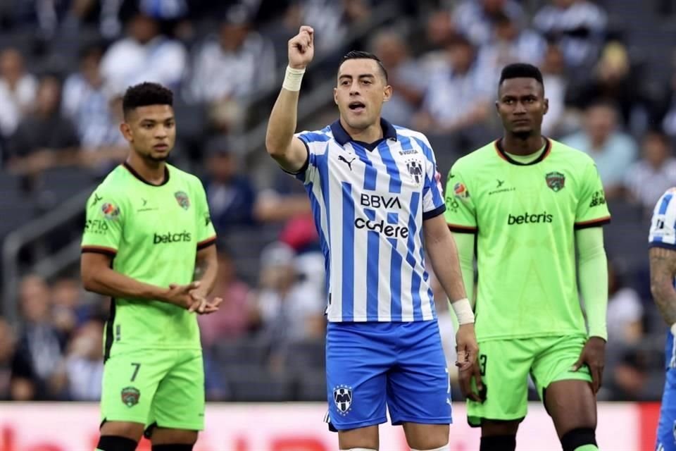 Más de las acciones del primer tiempo en el Rayados-FC Juárez.