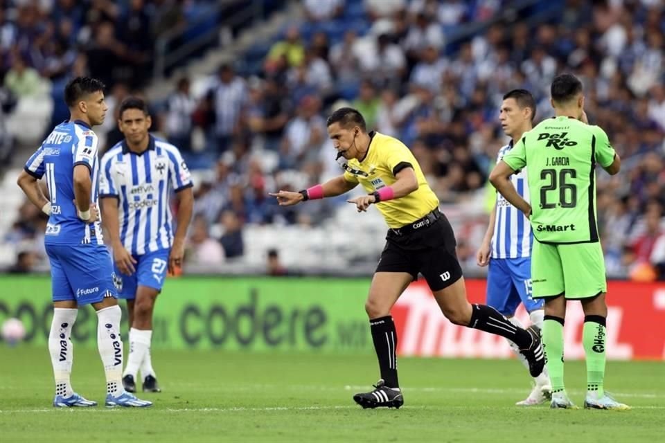 Más de las acciones del primer tiempo en el Rayados-FC Juárez.