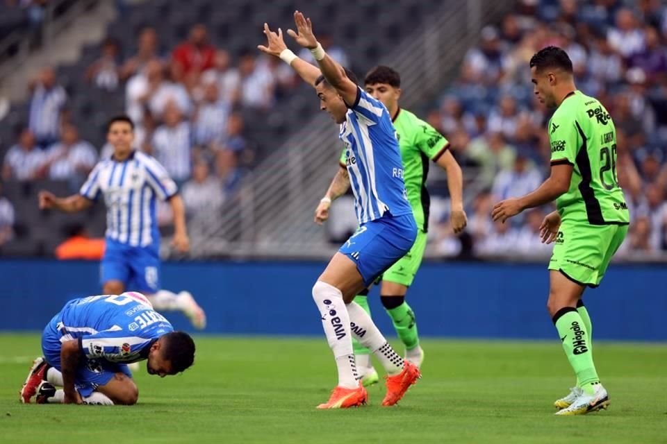 Más de las acciones del primer tiempo en el Rayados-FC Juárez.