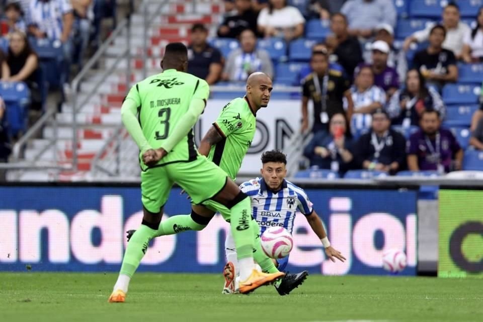 Más de las acciones del primer tiempo en el Rayados-FC Juárez.