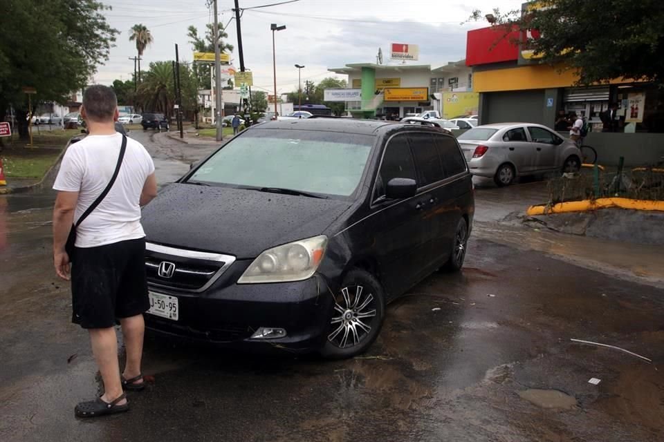 Además, las fuertes corrientes de agua causaron que quedaran varados vehículos de ciudadanos en diferentes puntos.