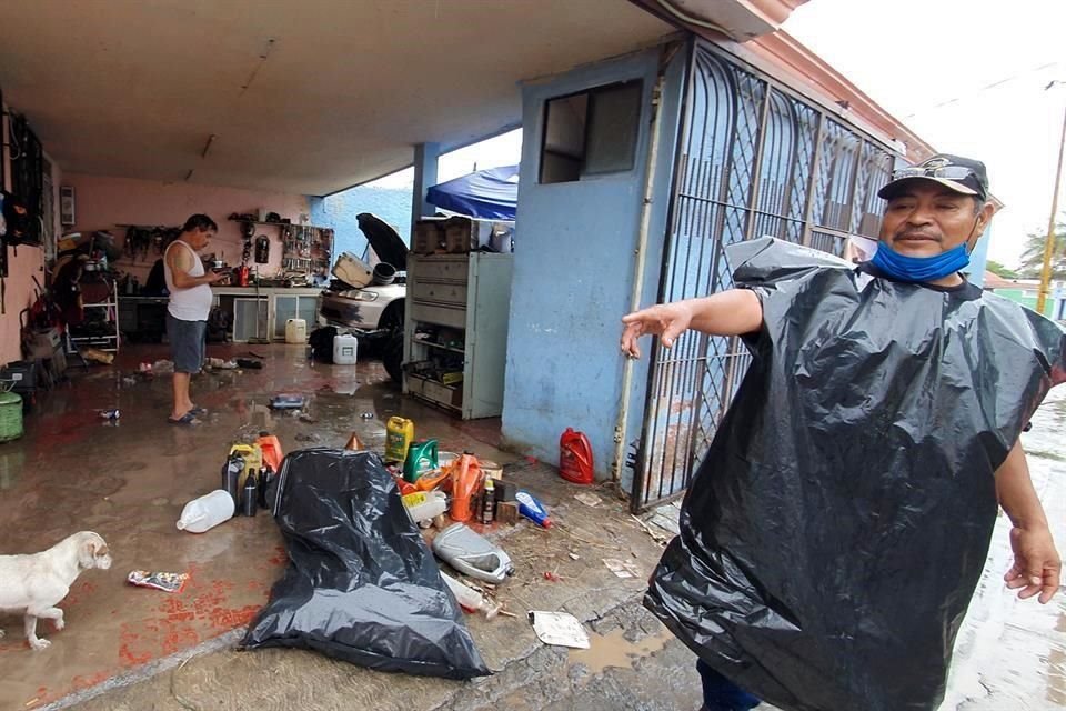 Al menos 50 casas de las colonias Monterreal y Praderas de Girasoles, en Escobedo, fueron inundadas la mañana de ayer por la repentina creciente del arroyo Potrerillos.
