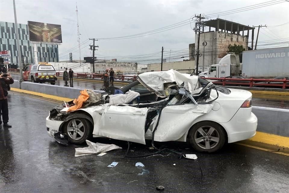 Una conductora sufrió lesiones de consideración cuando su auto fue destrozado por un tractocamión que brincó el camellón central de la Avenida Revolución, en el sur de la Ciudad.