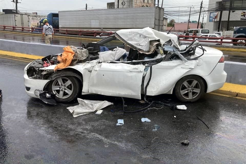 Al tomar subir al puente, la unidad se estrelló contra el camellón central. El tractocamión prácticamente se subió al auto Mitsubishi Lancer conducido por María Alejandra Abreu, de unos 20 años.