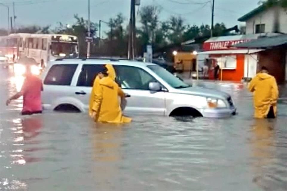 En Guadalupe, un hombre fue rescatado al quedar varada su camioneta en Carretera a Reynosa e Israel Cavazos.